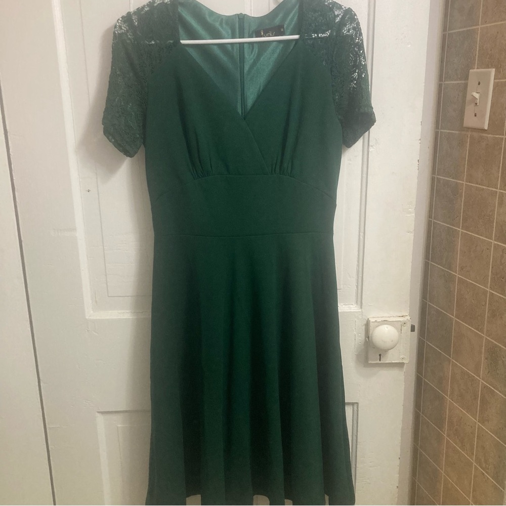 ⚡️ NWOT Emerald green lace cap sleeve dress size medium